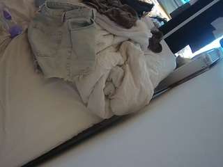 voyeurcam-julmodels-whitebed-4 webcam