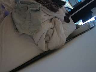 voyeurcam-julmodels-whitebed-4