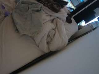 voyeurcam-julmodels-whitebed-4