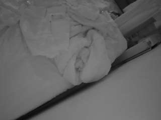 voyeurcam-julmodels-whitebed-4