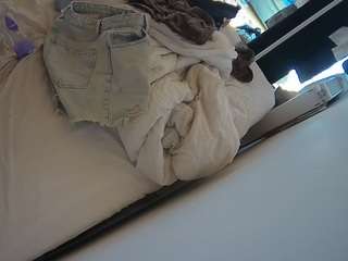 voyeurcam-julmodels-whitebed-4