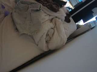 voyeurcam-julmodels-whitebed-4