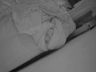 voyeurcam-julmodels-whitebed-4 webcam