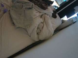 voyeurcam-julmodels-whitebed-4