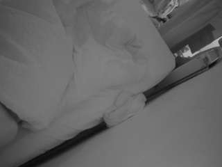 voyeurcam-julmodels-whitebed-4 webcam
