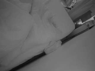 voyeurcam-julmodels-whitebed-4 webcam