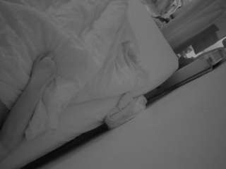 voyeurcam-julmodels-whitebed-4 webcam