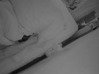 voyeurcam-julmodels-whitebed-4 webcam