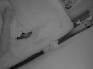 voyeurcam-julmodels-whitebed-4 webcam