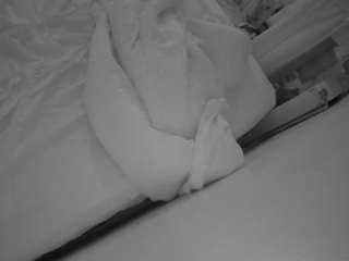 voyeurcam-julmodels-whitebed-4 webcam
