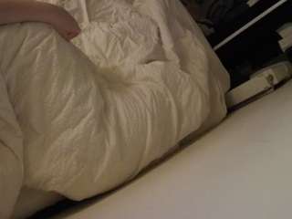 voyeurcam-julmodels-whitebed-4