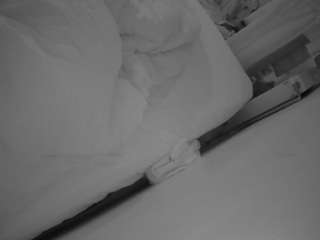 voyeurcam-julmodels-whitebed-4 webcam