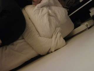 voyeurcam-julmodels-whitebed-4 webcam