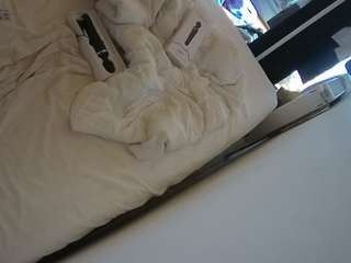 voyeurcam-julmodels-whitebed-4