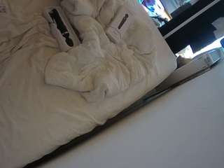 voyeurcam-julmodels-whitebed-4 webcam