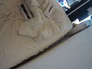 voyeurcam-julmodels-whitebed-4 webcam