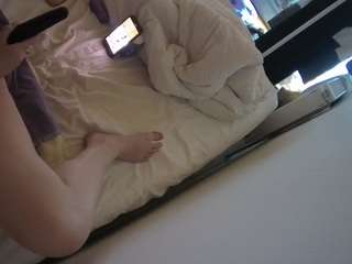 voyeurcam-julmodels-whitebed-4 webcam