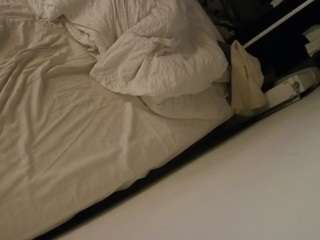 voyeurcam-julmodels-whitebed-4 webcam