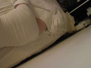 voyeurcam-julmodels-whitebed-4 webcam