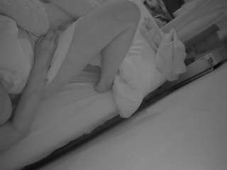 voyeurcam-julmodels-whitebed-4 webcam