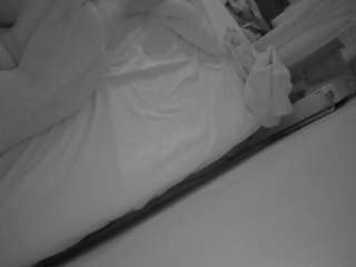 voyeurcam-julmodels-whitebed-4