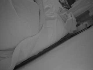 voyeurcam-julmodels-whitebed-4 webcam