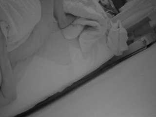 voyeurcam-julmodels-whitebed-4 webcam