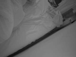 voyeurcam-julmodels-whitebed-4 webcam