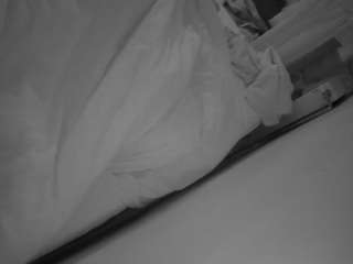 voyeurcam-julmodels-whitebed-4
