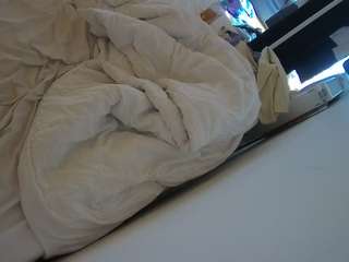 voyeurcam-julmodels-whitebed-4