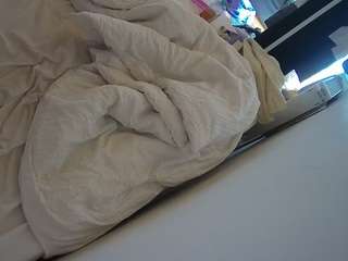 voyeurcam-julmodels-whitebed-4 webcam