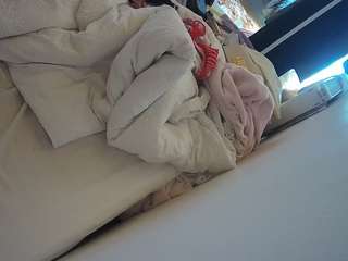 voyeurcam-julmodels-whitebed-4 webcam