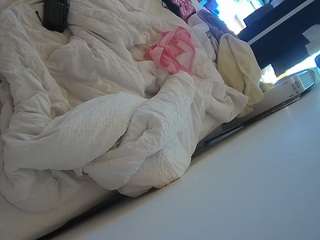 voyeurcam-julmodels-whitebed-4 webcam