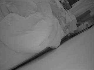 voyeurcam-julmodels-whitebed-4 webcam