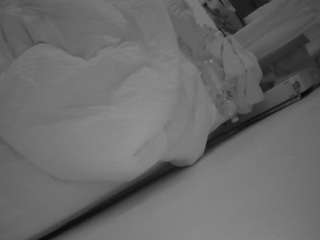 voyeurcam-julmodels-whitebed-4 webcam