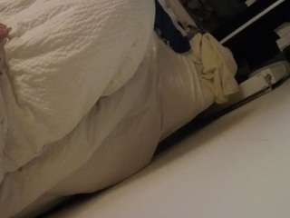 voyeurcam-julmodels-whitebed-4
