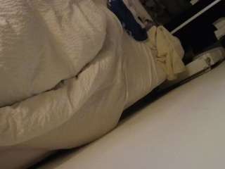 voyeurcam-julmodels-whitebed-4 webcam