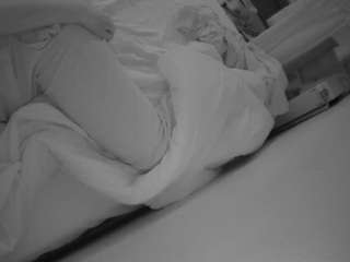 voyeurcam-julmodels-whitebed-4
