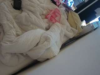 voyeurcam-julmodels-whitebed-4 webcam