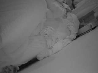 voyeurcam-julmodels-whitebed-4