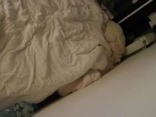 voyeurcam-julmodels-whitebed-4