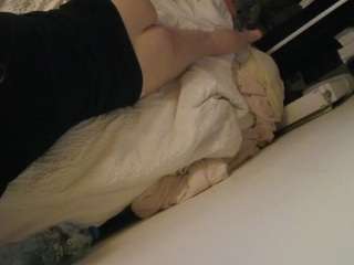 voyeurcam-julmodels-whitebed-4