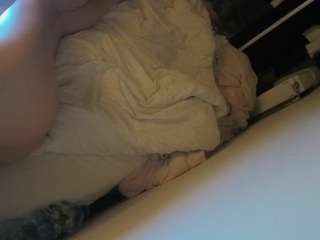 voyeurcam-julmodels-whitebed-4