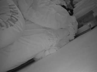voyeurcam-julmodels-whitebed-4