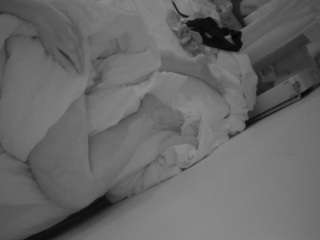 voyeurcam-julmodels-whitebed-4