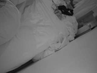voyeurcam-julmodels-whitebed-4