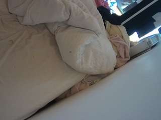 voyeurcam-julmodels-whitebed-4