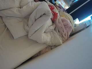 voyeurcam-julmodels-whitebed-4