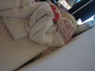 voyeurcam-julmodels-whitebed-4