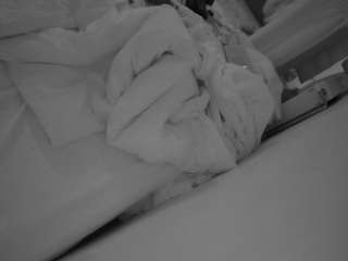 voyeurcam-julmodels-whitebed-4